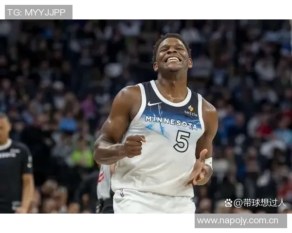 爱德华兹重返亚特兰大客场比赛祖父身穿森林狼装备全力支持